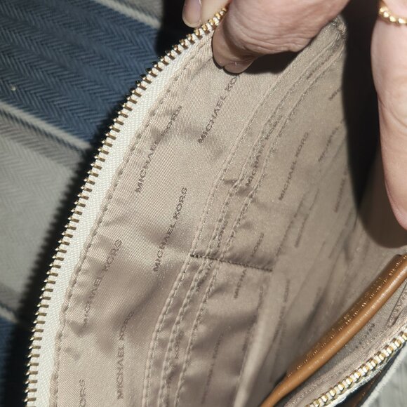 Micheal Kors purse - Picture 3 of 4